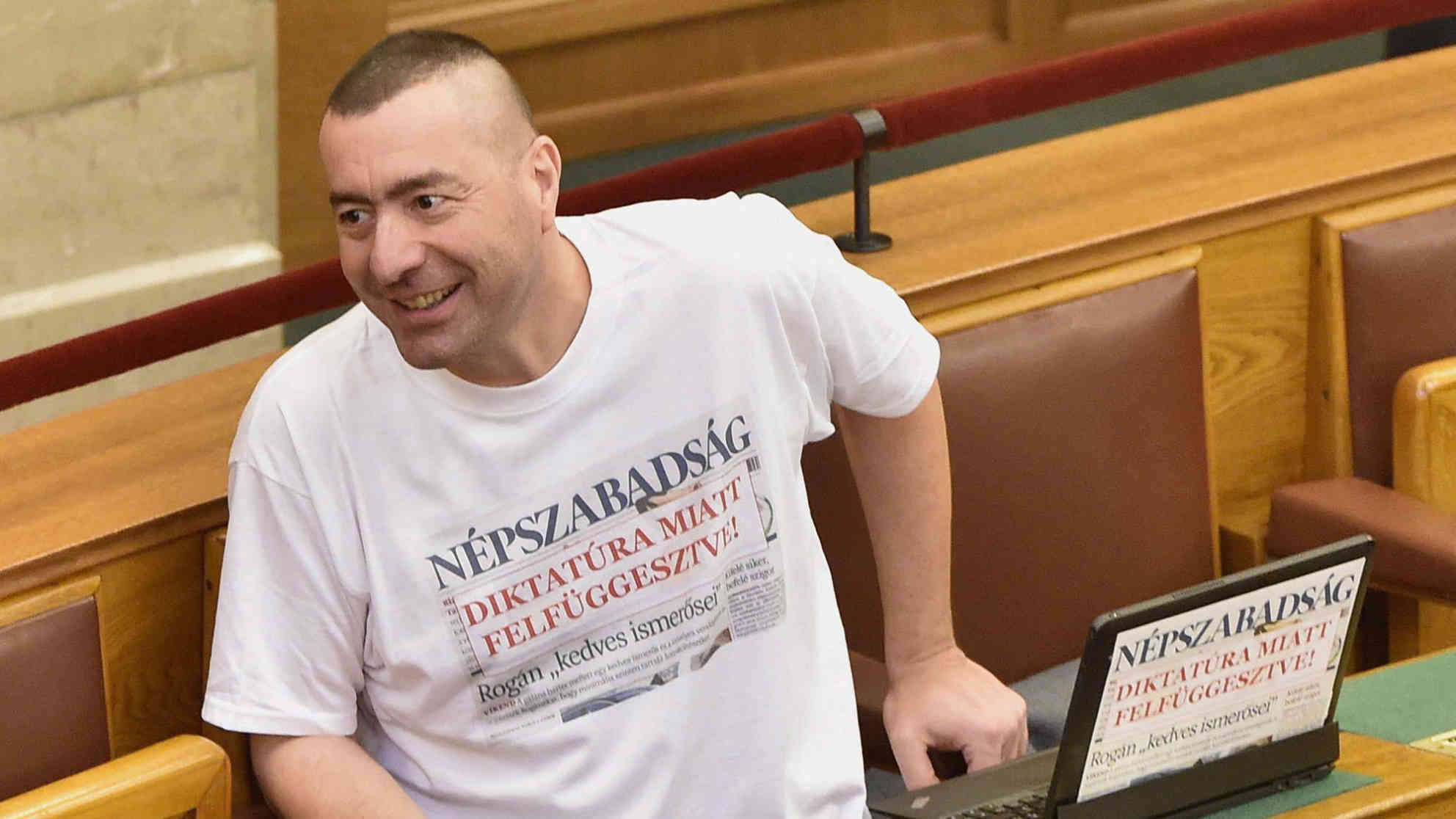 Der unabhängige Abgeordnete Peter Konya trägt ein T-Shirt mit der Aufschrift 'Nepszabadsag - Aufgrund von Diktatur geschlossen!'. Foto: picture alliance | dpa