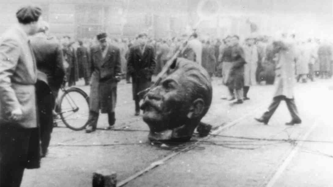 Während einer Demonstration am 23. Oktober 1956 für polit. Reformen, wird das Stalin-Denkmal am Hosök tere in Budapest gestürzt. Der Kopf des Denkmals, wurde über drei Kilometer ins Stadtzentrum geschleift. Foto: picture-alliance | dpa