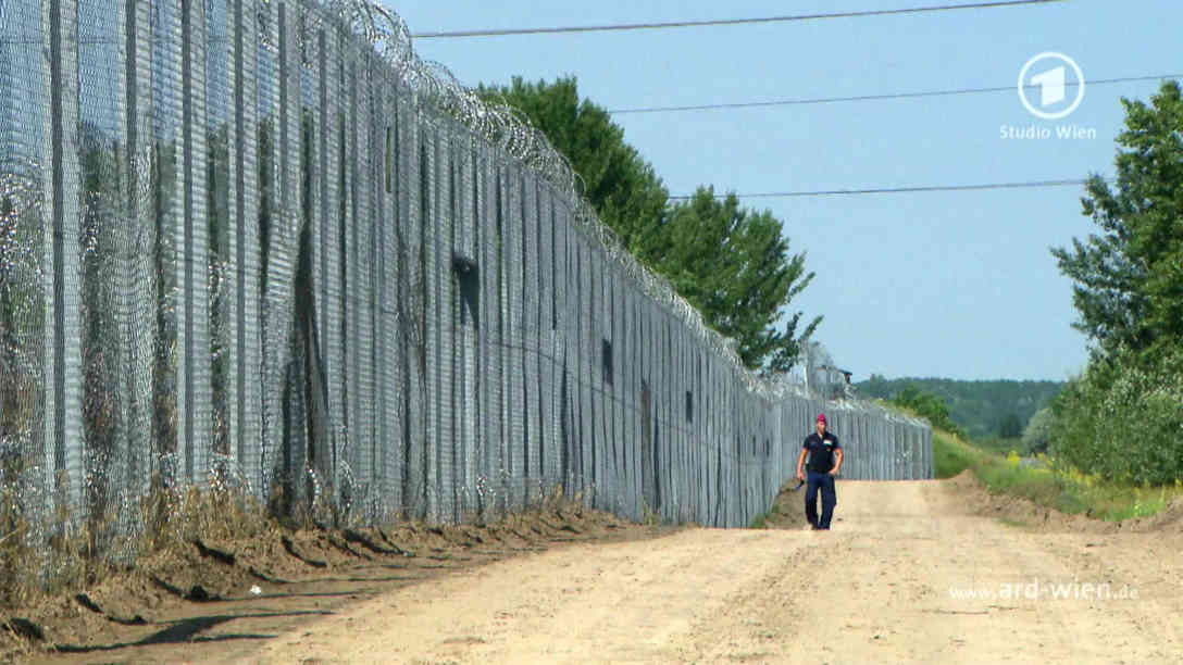 2016 - der Grenzzaun zwischen Ungarn und Serbien reicht nicht aus. Hier will die ungarische Regierung einen noch robusteren Zaun errichten. Foto: BR