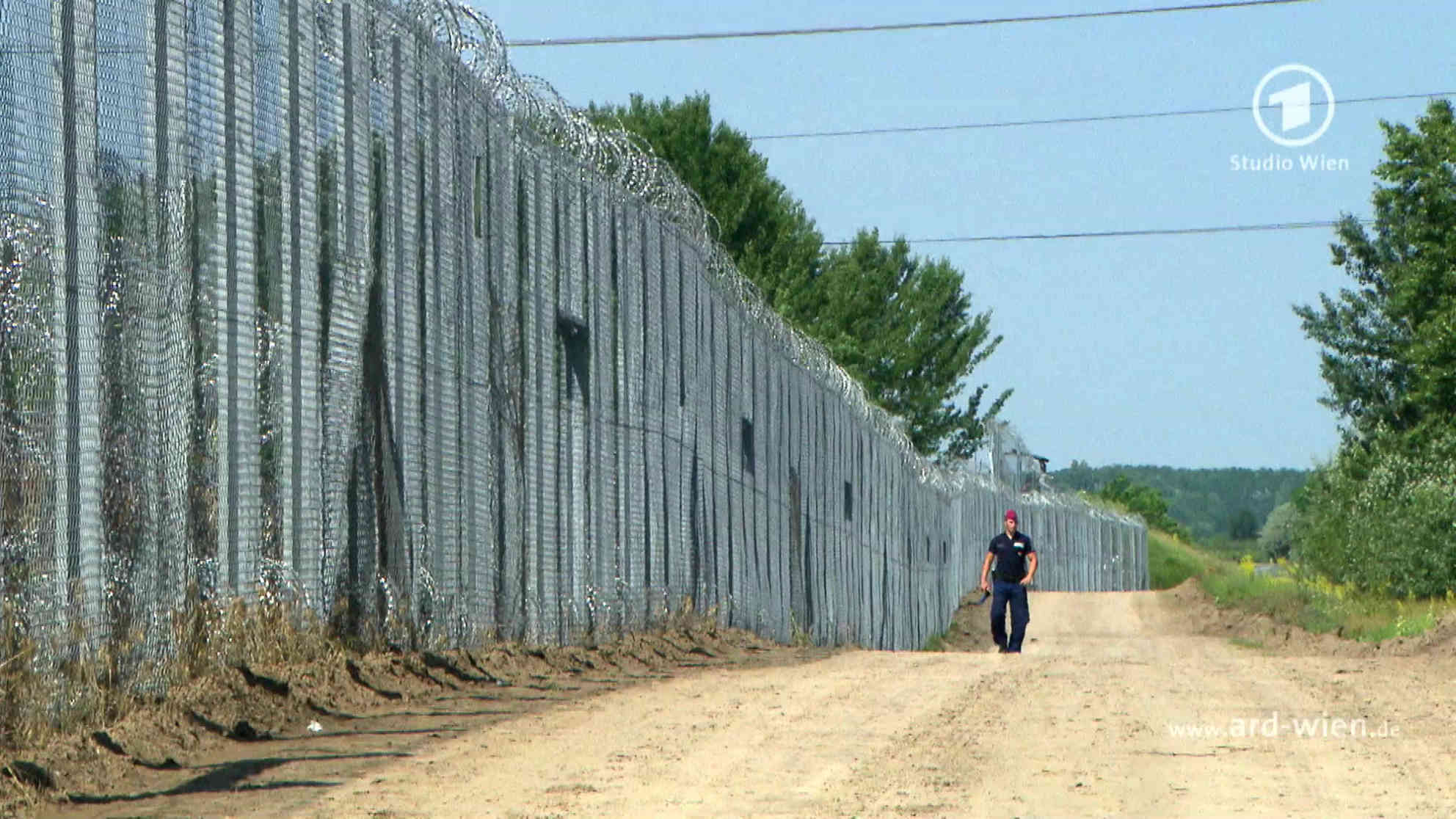 2016 - der Grenzzaun zwischen Ungarn und Serbien reicht nicht aus. Hier will die ungarische Regierung einen noch robusteren Zaun errichten. Foto: BR