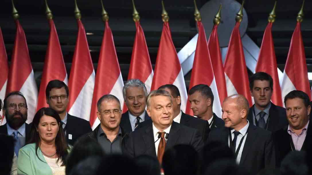 Auf einer Parteiveranstaltung der FIDEZ hält Viktor Orban nach dem Referendum eine Rede. Mit keinem Wort geht er darauf ein, dass das Referendum aufgrund der niedrigen Wahlbeteiligung ungültig ist. Foto: picture-alliance | dpa