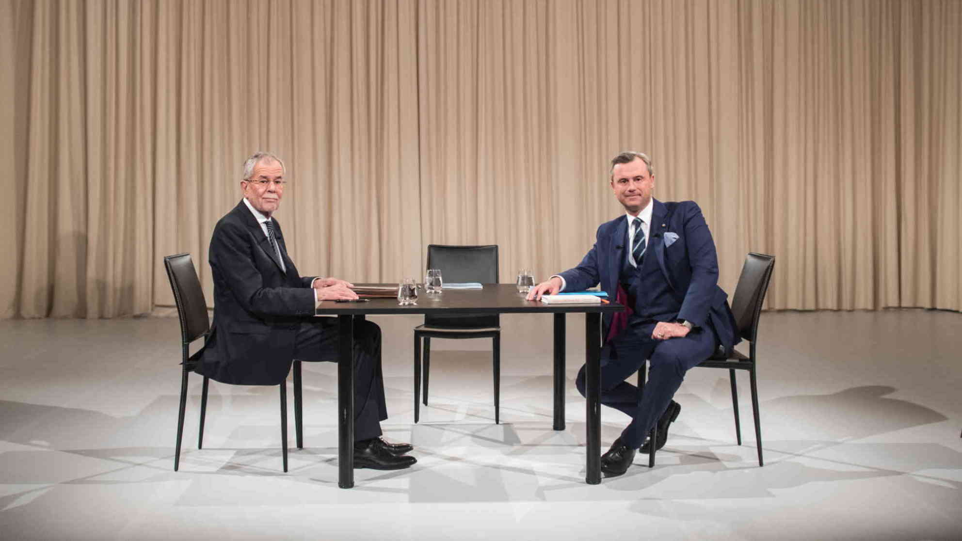 Eine Woche vor der Stichwahl standen sich die beiden Präsidentschaftskandidaten Norbert Hofer und Alexander Van der Bellen im TV-Duell beim österreichischen Privatsender ATV gegenüber. Foto: picture-alliance | dpa
