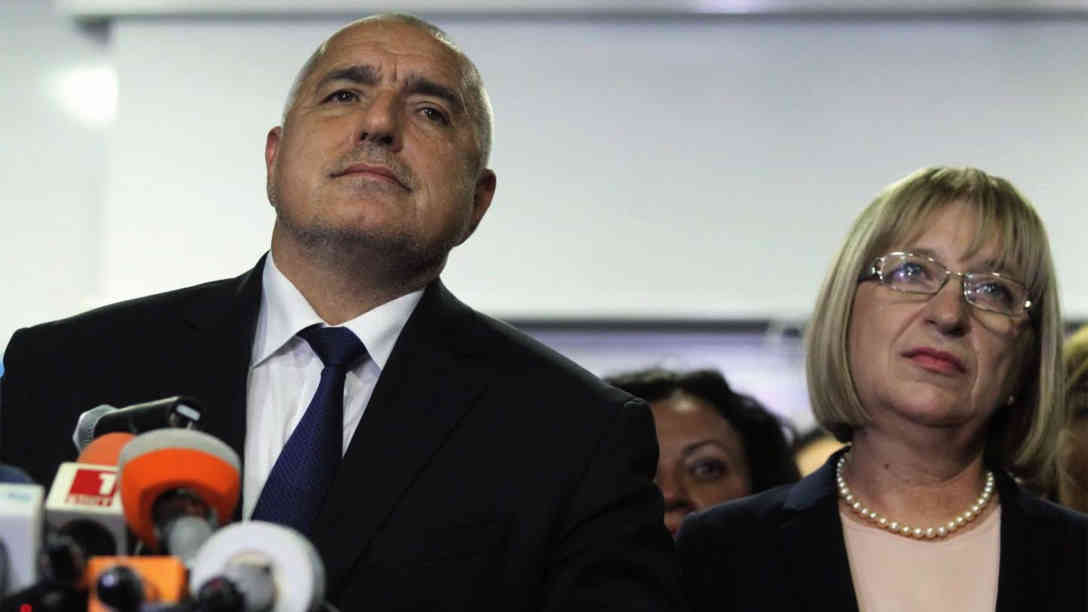 Bulgariens Premierminister Bojko Borissow und die unterlegene Präsidentschaftskandidatin Zezka Zatschewa. Foto: picture-alliance | dpa