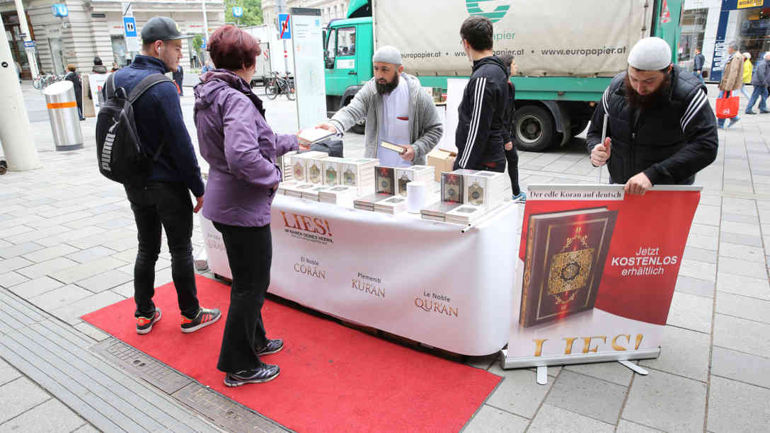 Koranverteilung auf der Mariahilferstraße in Wien am 22.05.2015. Foto: picture alliance | APA | picturedesk.com
