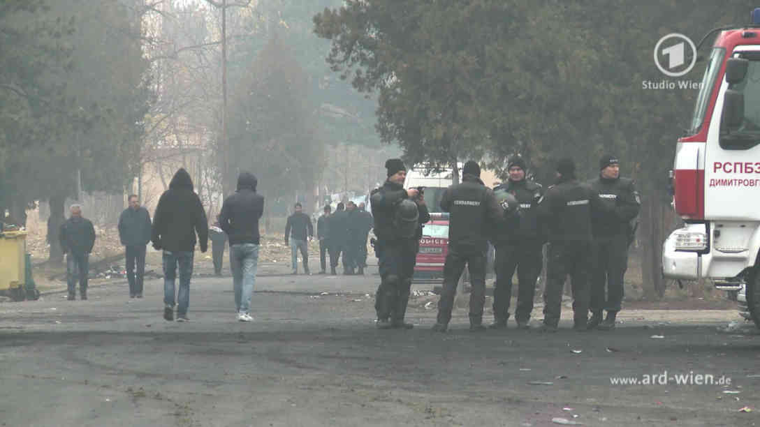 Nach den Krawallen ist das Flüchtlingslager unter polizeilicher Kontrolle. Foto: BR | Videostandbild | Daniel Dzyak