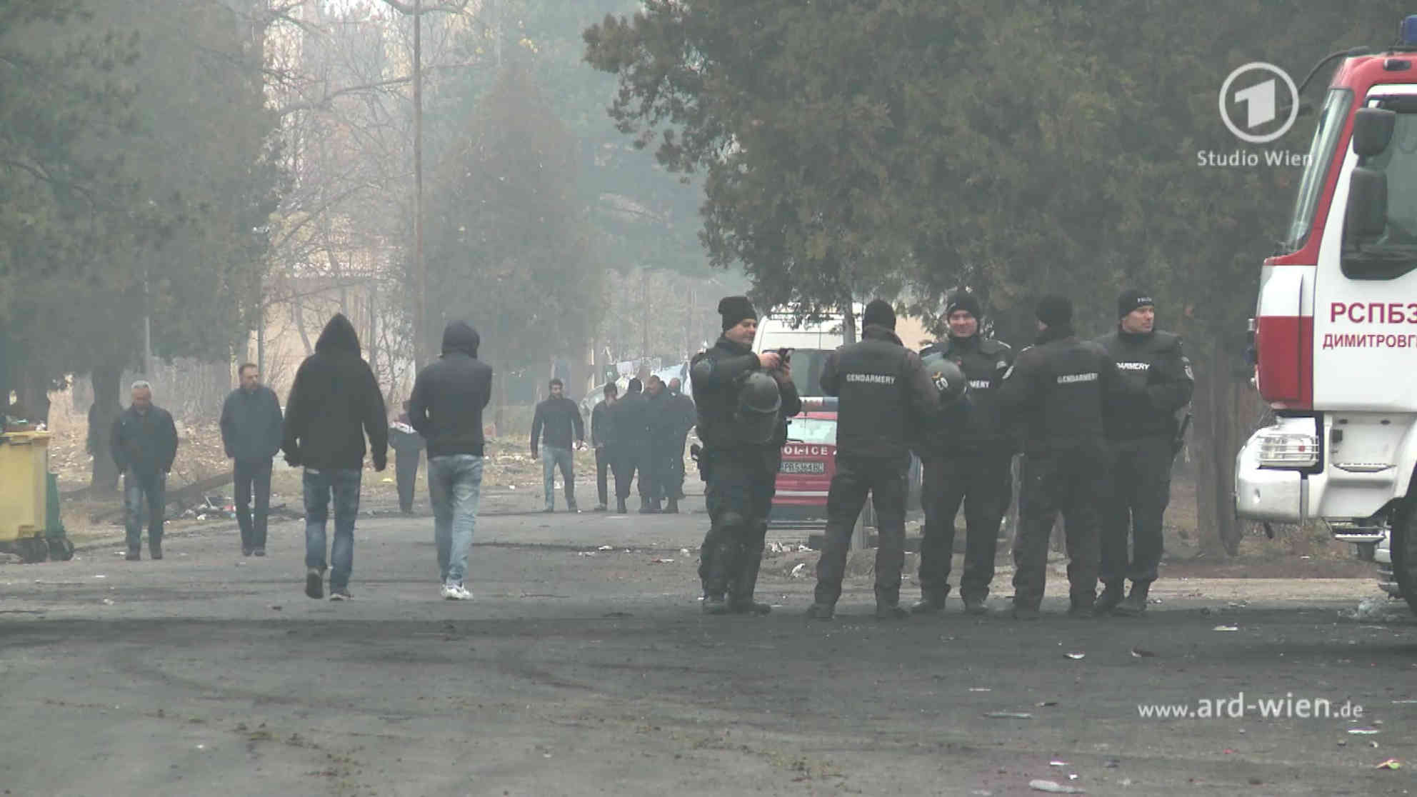 Nach den Krawallen ist das Flüchtlingslager unter polizeilicher Kontrolle. Foto: BR | Videostandbild | Daniel Dzyak