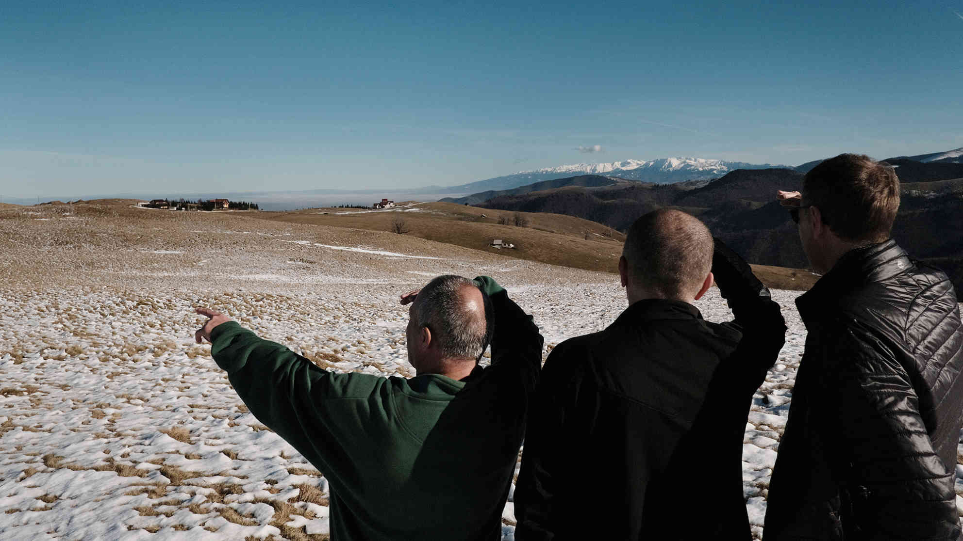 Novembersonne in den Karpaten: Radu Zaharie zeigt in den Bergen bei Hermannstadt die Umgebung. Foto: BR | Olaf Unverzart