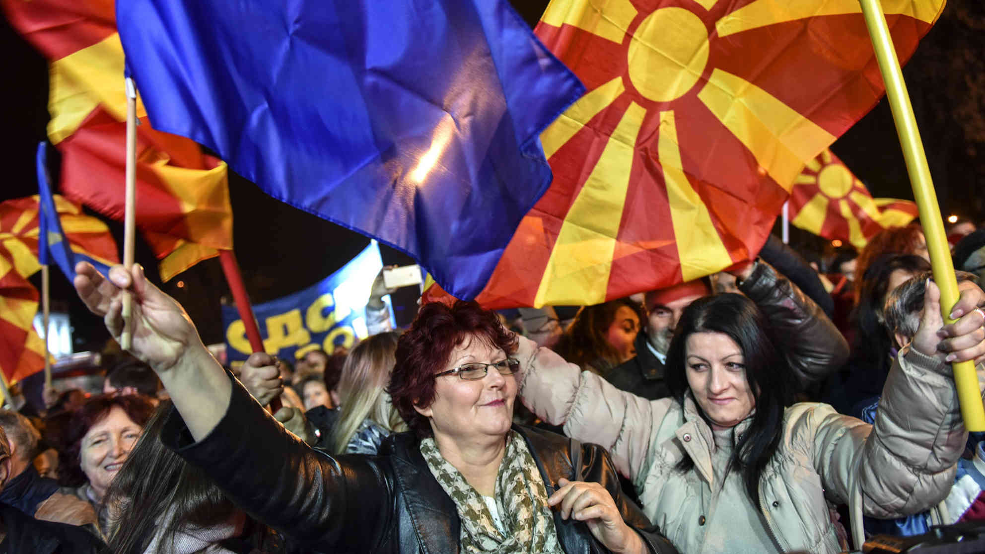 Unterstützerinnen der Oppositionspartei SDSM bei einer Wahlveranstaltung in Prilep. Foto: picture alliance/dpa