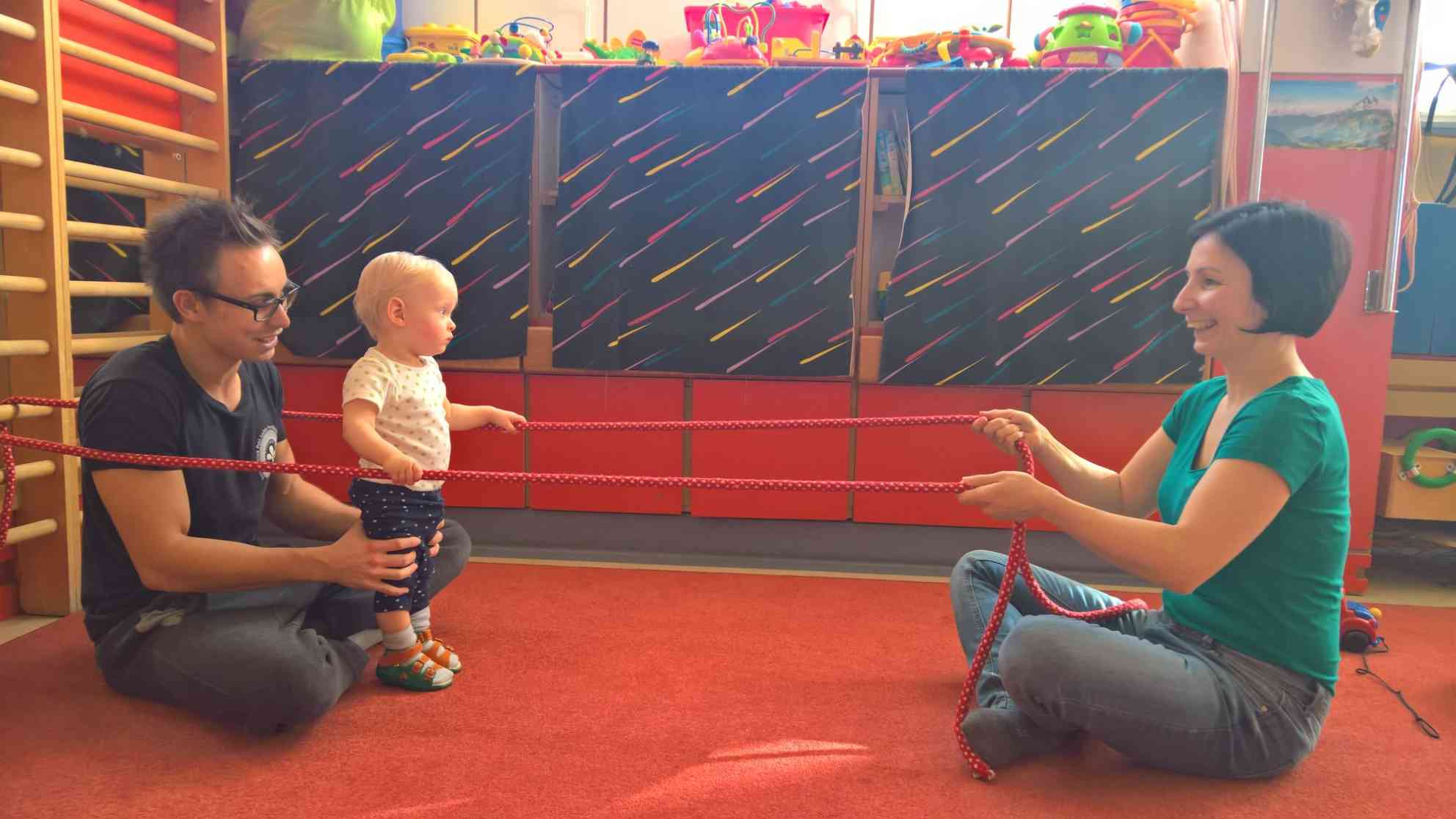 Individuelle Förderung. Der Konduktor (links) hilft dem kleinen Bence, beim gehen. Seine Mutter Klara macht mit. Foto: BR | Attila Poth