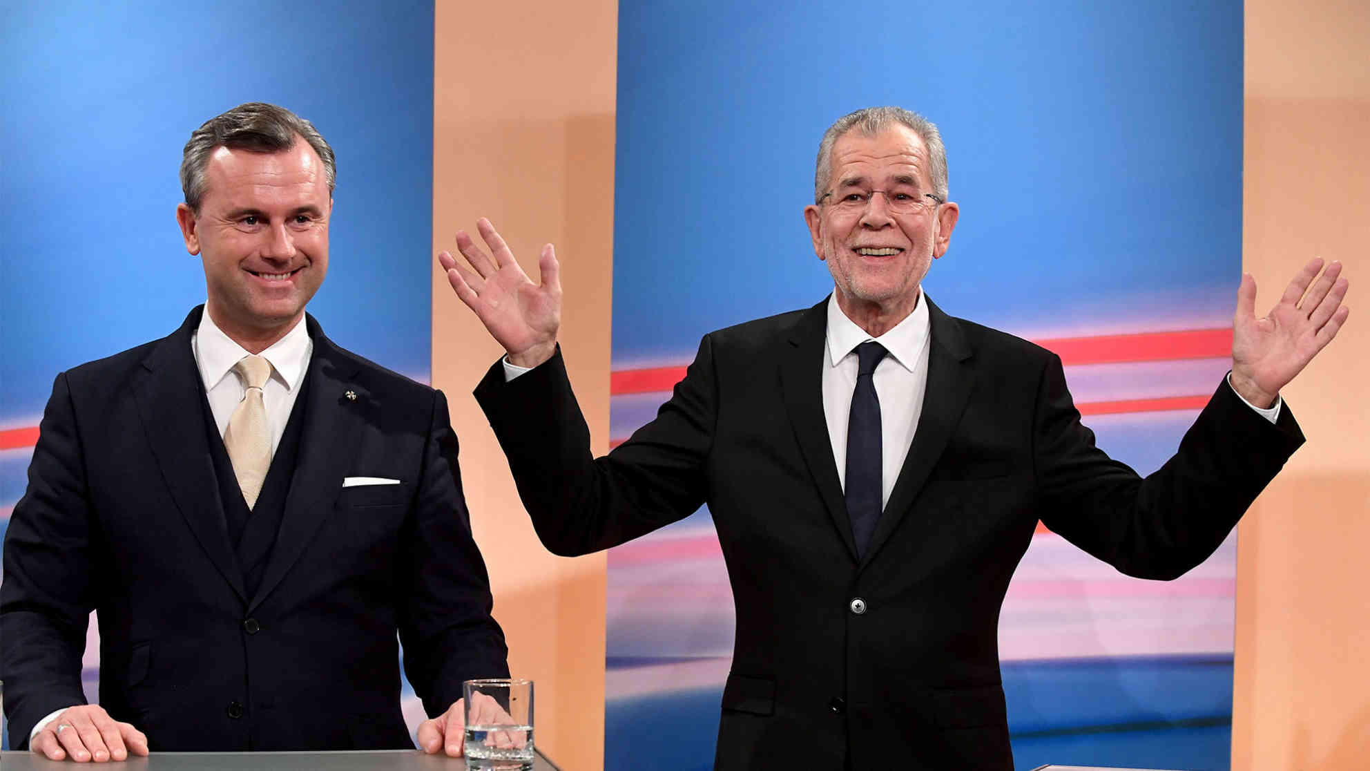 Der Wahlsieger Alexander Van der Bellen (r) und Norbert Hofer (FPÖ) stehen am 04.12.2016 nach der Wiederholung der Stichwahl für das Amt des Bundespräsidenten in Wien (Österreich) in einem TV Studio. Foto: picture-alliance | dpa