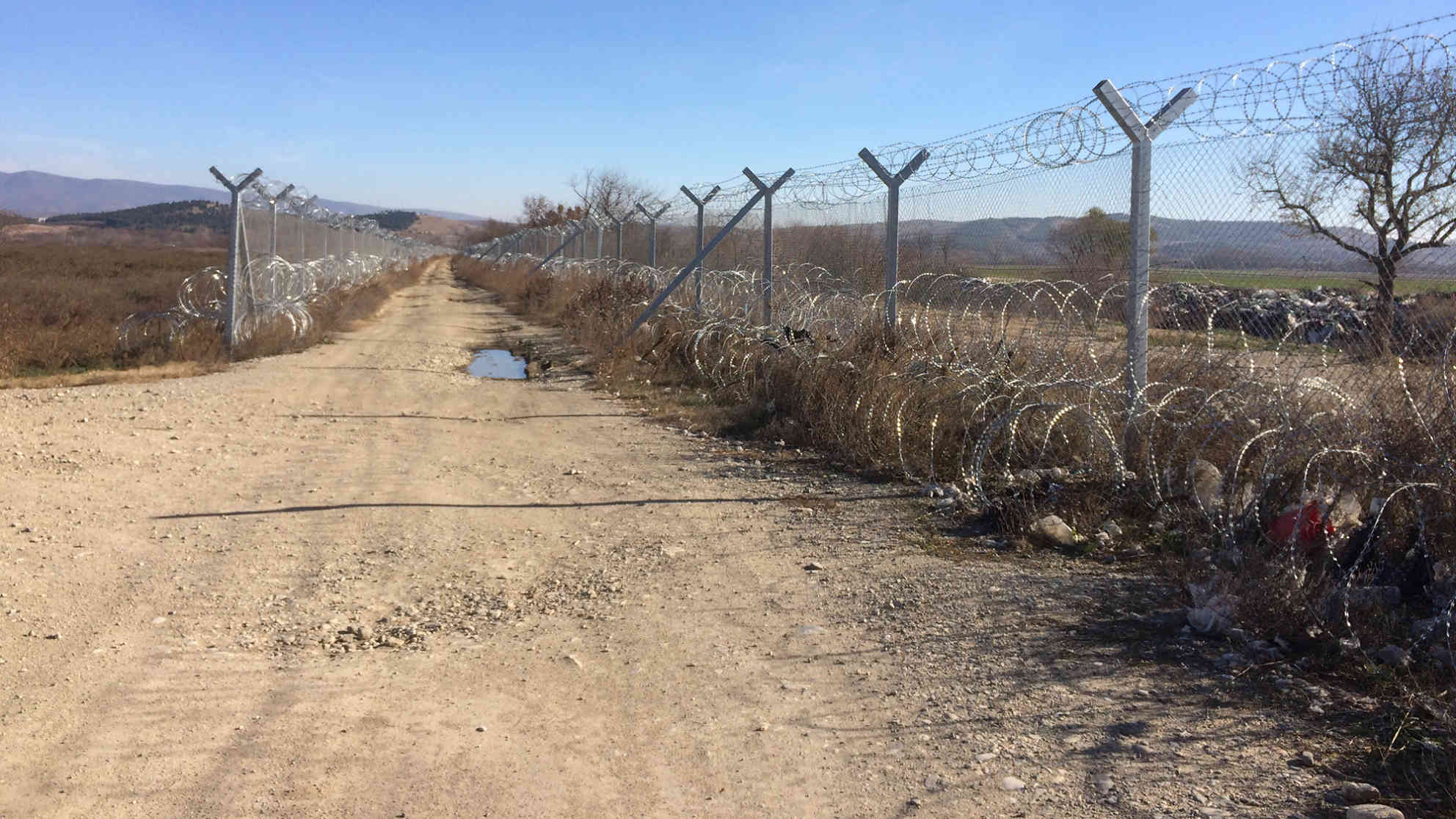 Der doppelte Grenzzaun an der griechisch-mazedonischen Grenze bei Idomeni/Gevgelija soll verhindern, dass Flüchtlinge illegal die Grenze überschreiten. Foto: BR | Till Rüger