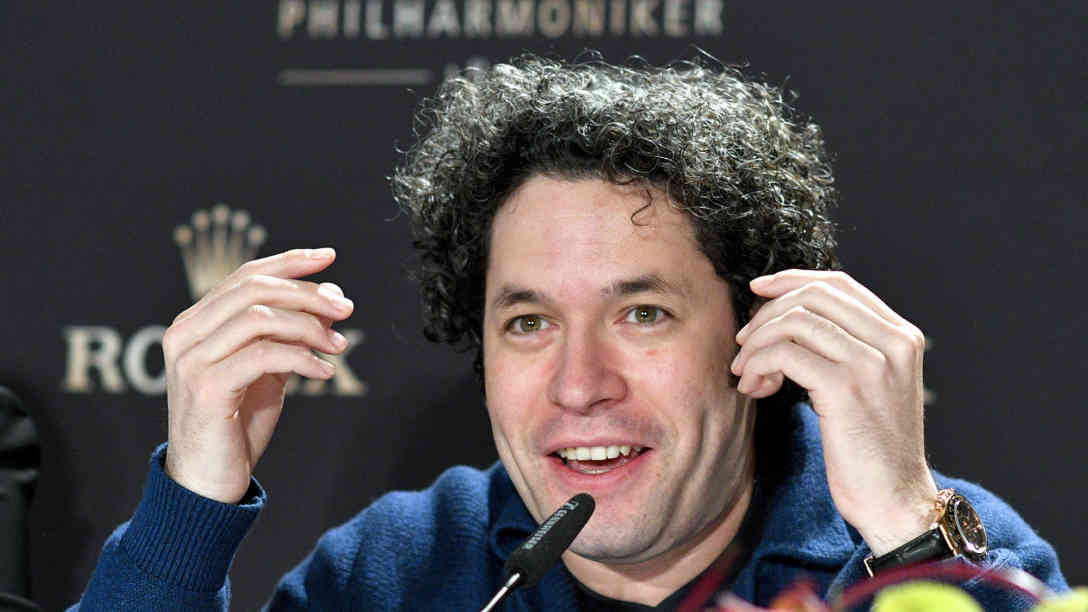 Schon bei der Pressekonferenz war das lateinamerikanische Feuer zu spüren, als Stardirigent Gustavo Dudamel 'sein' Neujahreskonzert vorstellte. Foto: picture-alliance | dpa