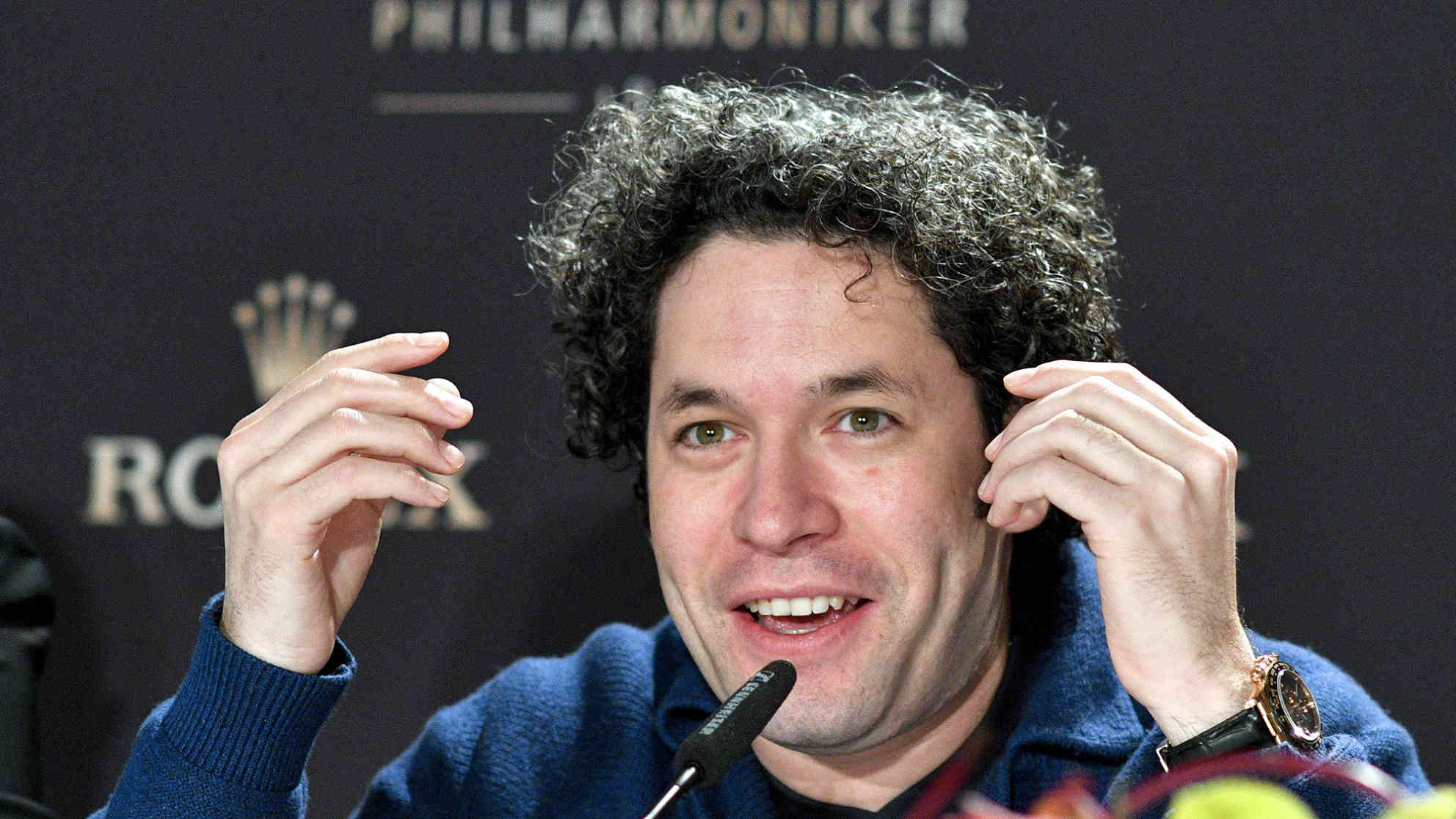 Schon bei der Pressekonferenz war das lateinamerikanische Feuer zu spüren, als Stardirigent Gustavo Dudamel 'sein' Neujahreskonzert vorstellte. Foto: picture-alliance | dpa