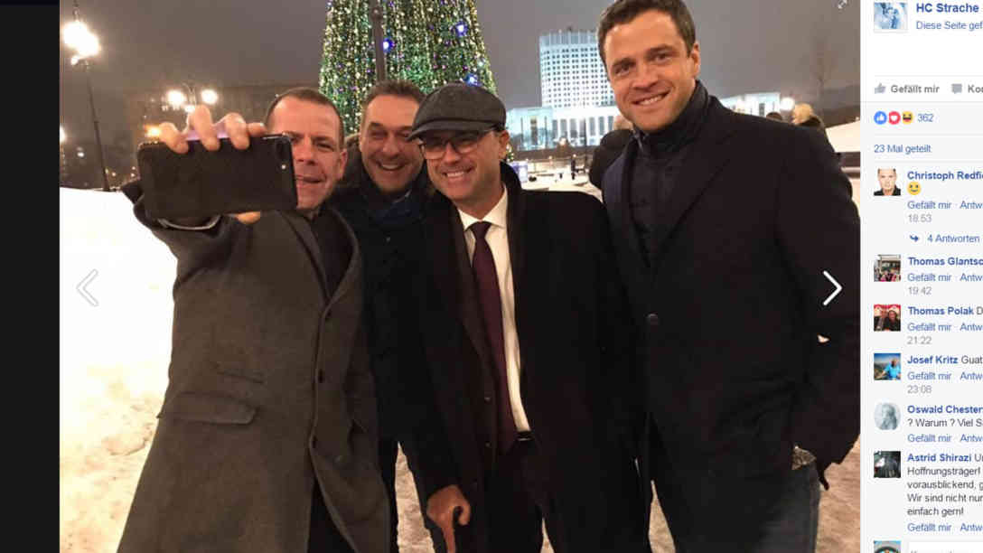 FPÖ-Chef Strache (2.v.l.), Vize Norbert Hofer(2.v.r.), EU-Parlamentarier Vilimsky (l) und der Wiener FPÖ-Mann Gudenus (r) posieren auf dem Roten Platz in Moskau. Screenshot: www.facebook.com/HCStrache