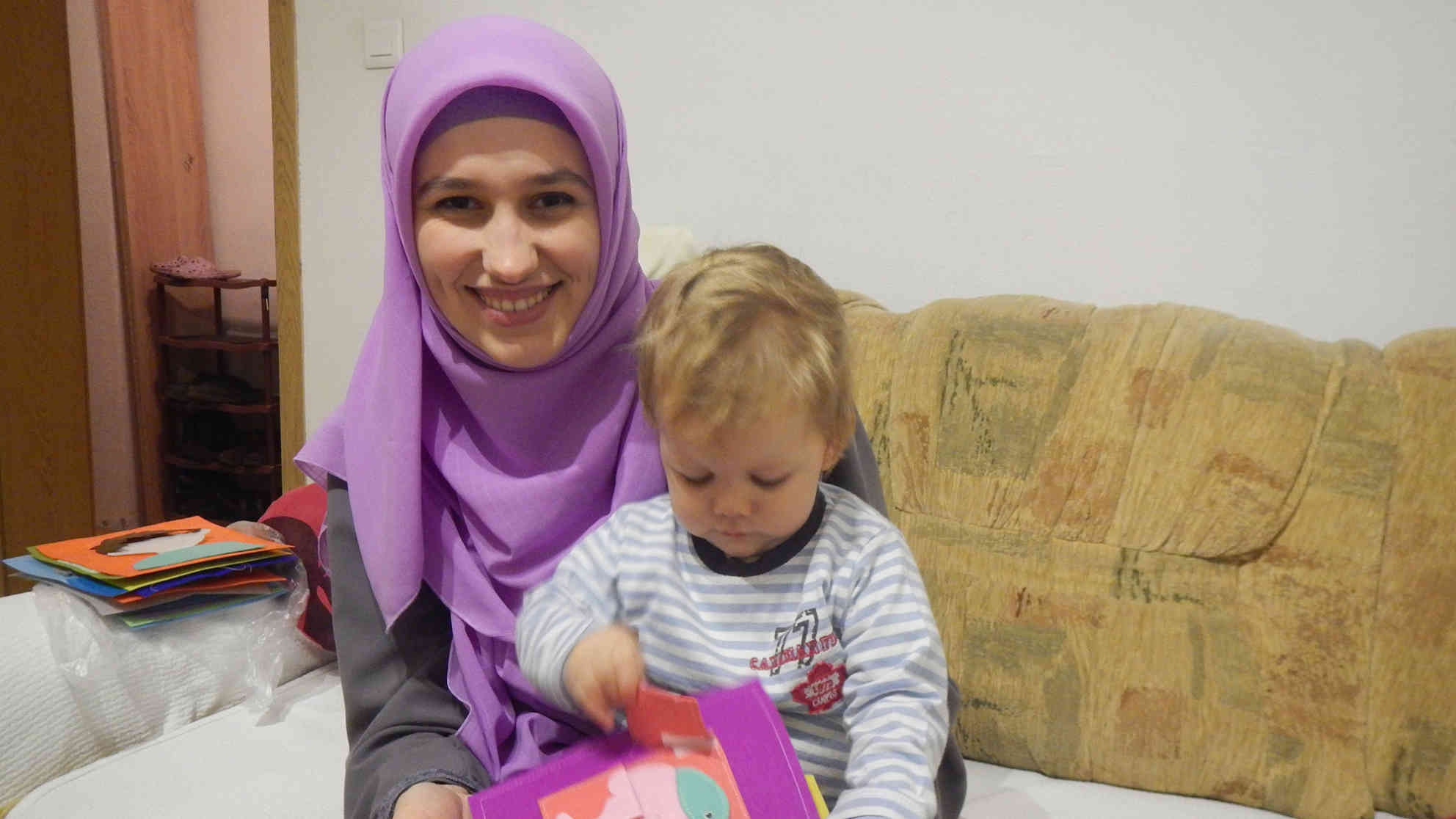 „Man hat nur eine Chance, ein Kind großzuziehen und es zu erziehen und die wollte ich nicht verpassen.“ Lamija Beganovic Uzunovic zusammen mit ihrem Sohn Bakir. Foto: BR | Eldina Jasarevic