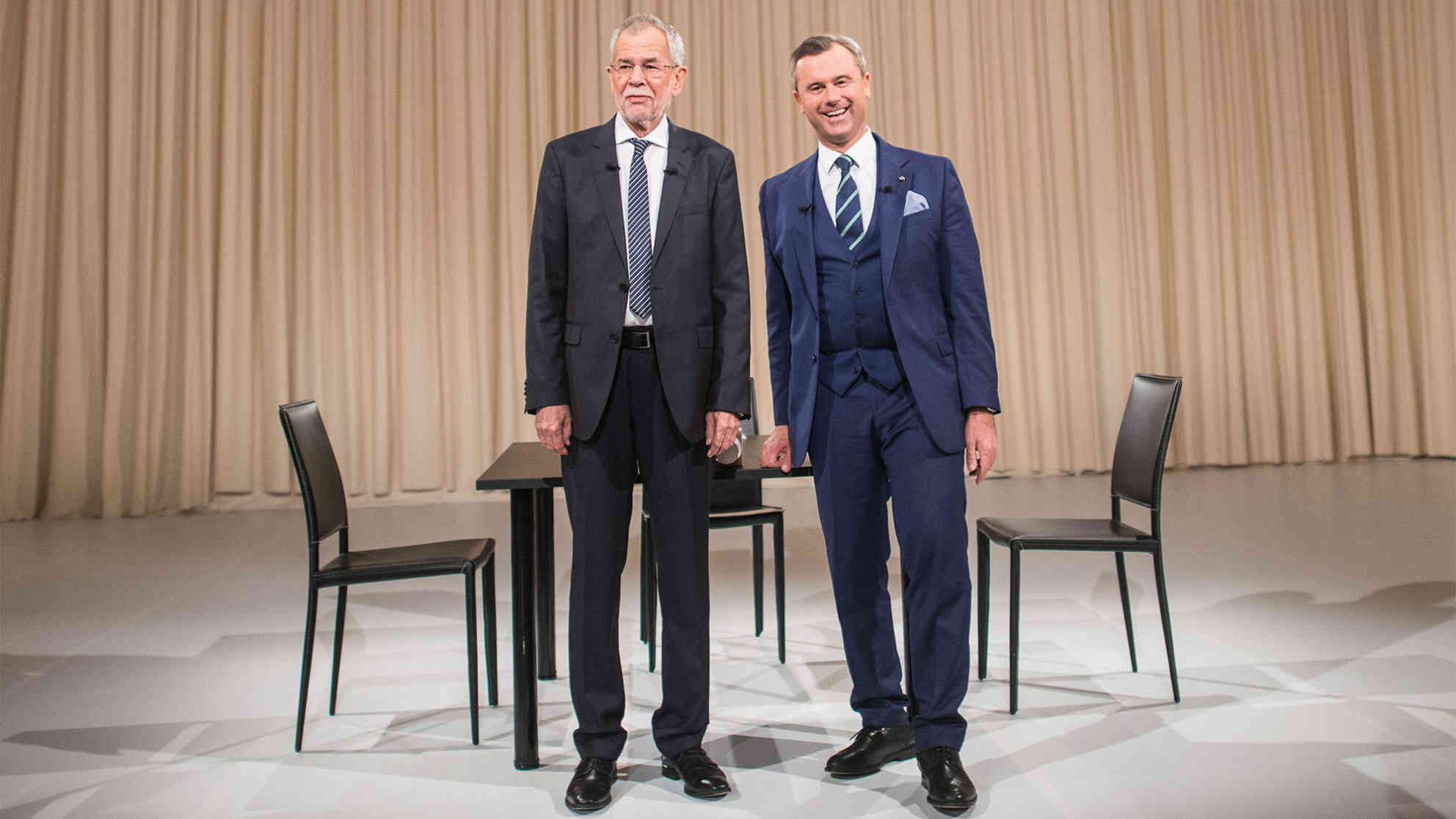 Die beiden Präsidentschaftskandidaten Alexander Van der Bellen (li.) und Norbert Hofer vor einem TV-Duell im Wahlkampf (27. 11. 2016). Foto: picture alliance | dpa