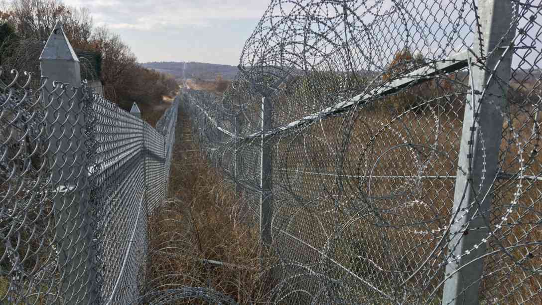 Werden immer höher und massiver: die Grenzzäune auf dem Balkan (hier: bulgarisch-türkische Grenze nahe Elhovo). Foto: BR | Michael Mandlik
