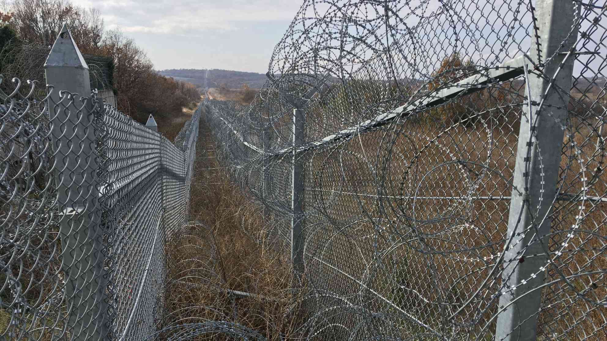 Werden immer höher und massiver: die Grenzzäune auf dem Balkan (hier: bulgarisch-türkische Grenze nahe Elhovo). Foto: BR | Michael Mandlik