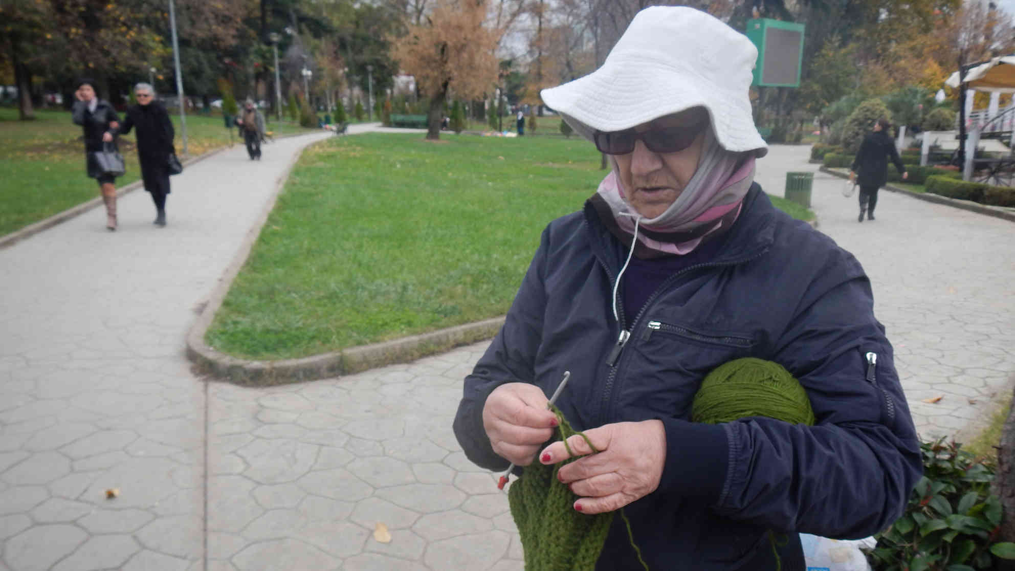 Viele Rentnerinnen können nur durch solche Nebenjobs ihre Gas- und Wasserrechnungen begleichen. Die Rente allein reicht dafür nicht aus. Foto: BR | Astrit Ibro