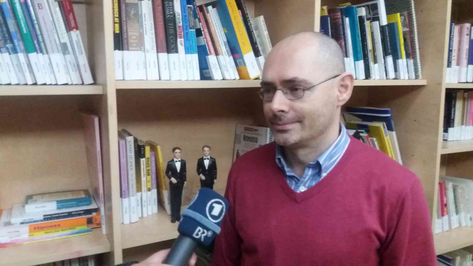 Florin Buhuceanu im Büro von ACCEPT in Bukarest. „Agent der die Volksgemeinschaft zersetzt“. Foto: BR | Herbert Gruenwald