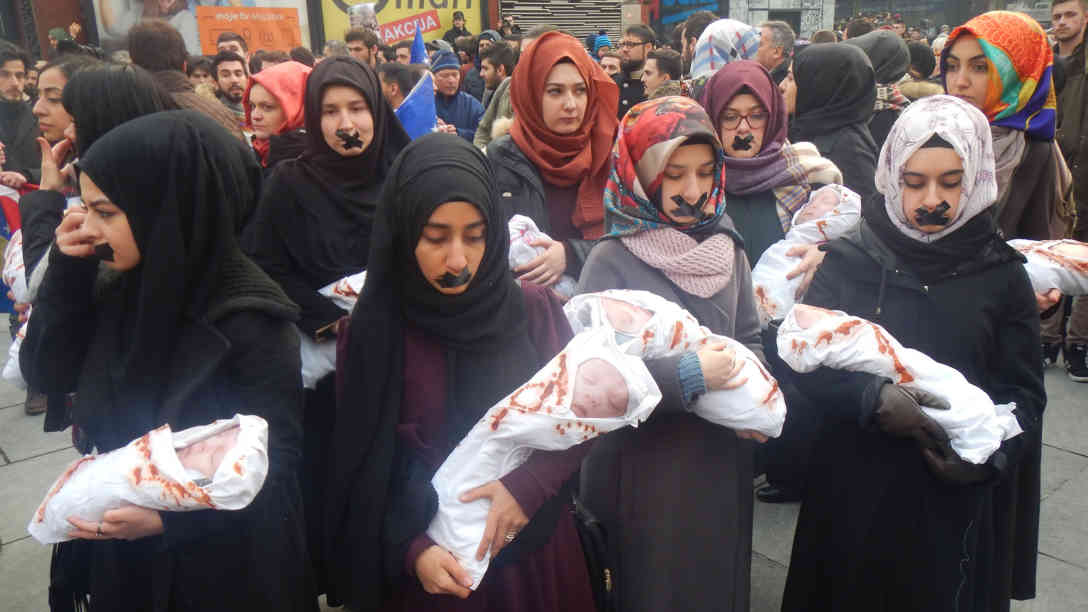 Das Töten von Kindern und deren Leiden wollen diese jungen Frauen zum Ausdruck bringen. Foto: BR | Eldina Jasarevic