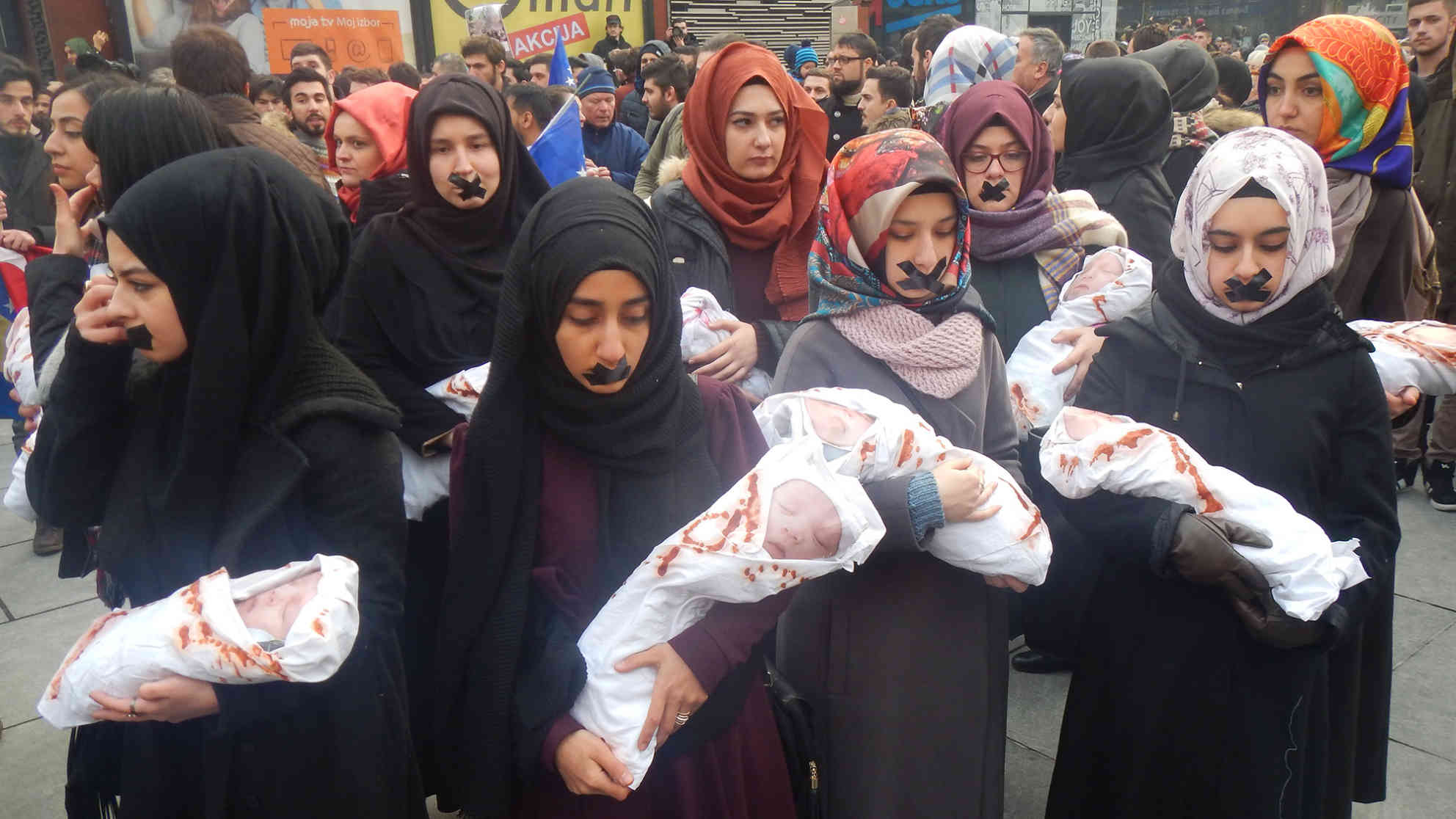 Das Töten von Kindern und deren Leiden wollen diese jungen Frauen zum Ausdruck bringen. Foto: BR | Eldina Jasarevic