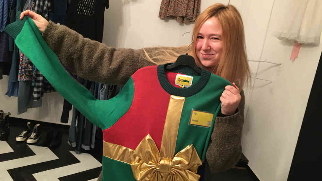 Dzenana Mujadzic mit ihrem Lieblingsstück. Foto: BR | Tamara Link