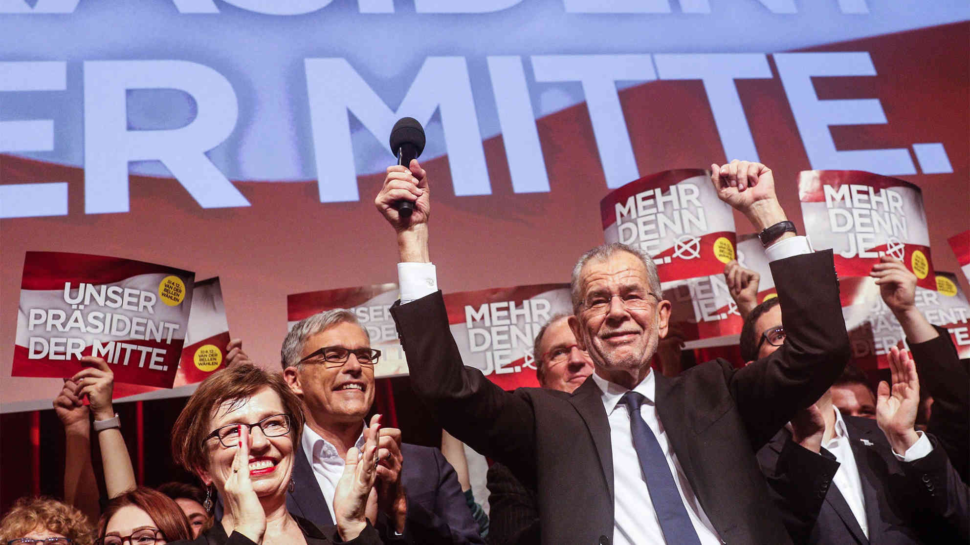 Wahlsieger Alexander Van der Bellen wird von seinen Anhängern gefeiert. Foto: picture-alliance | dpa