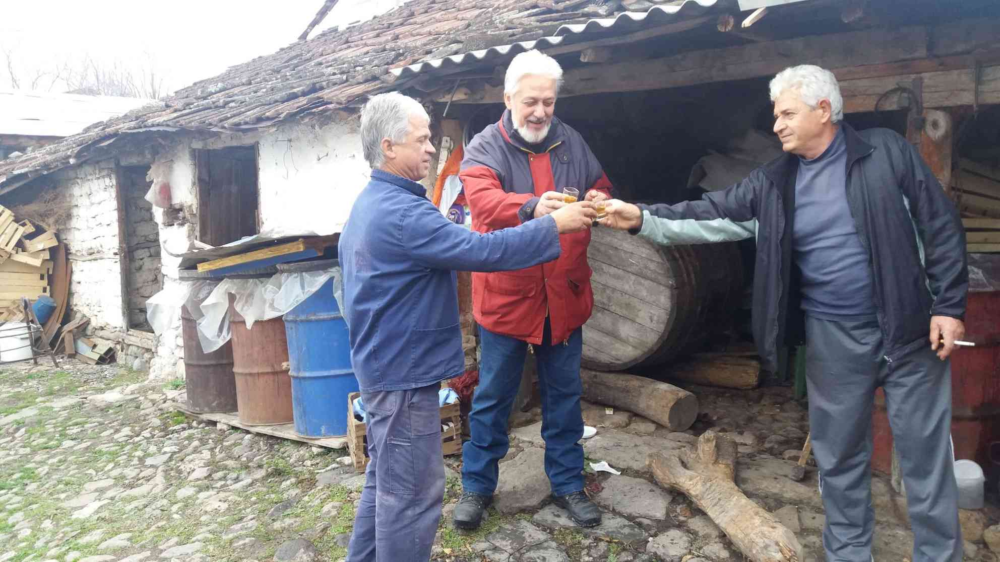 Schnapsbrennen in Mazedonien ist in der Regel Männersache, bei der Brennen und Trinken stets einher geht. Foto: BR | Lyubisha Nikolovski