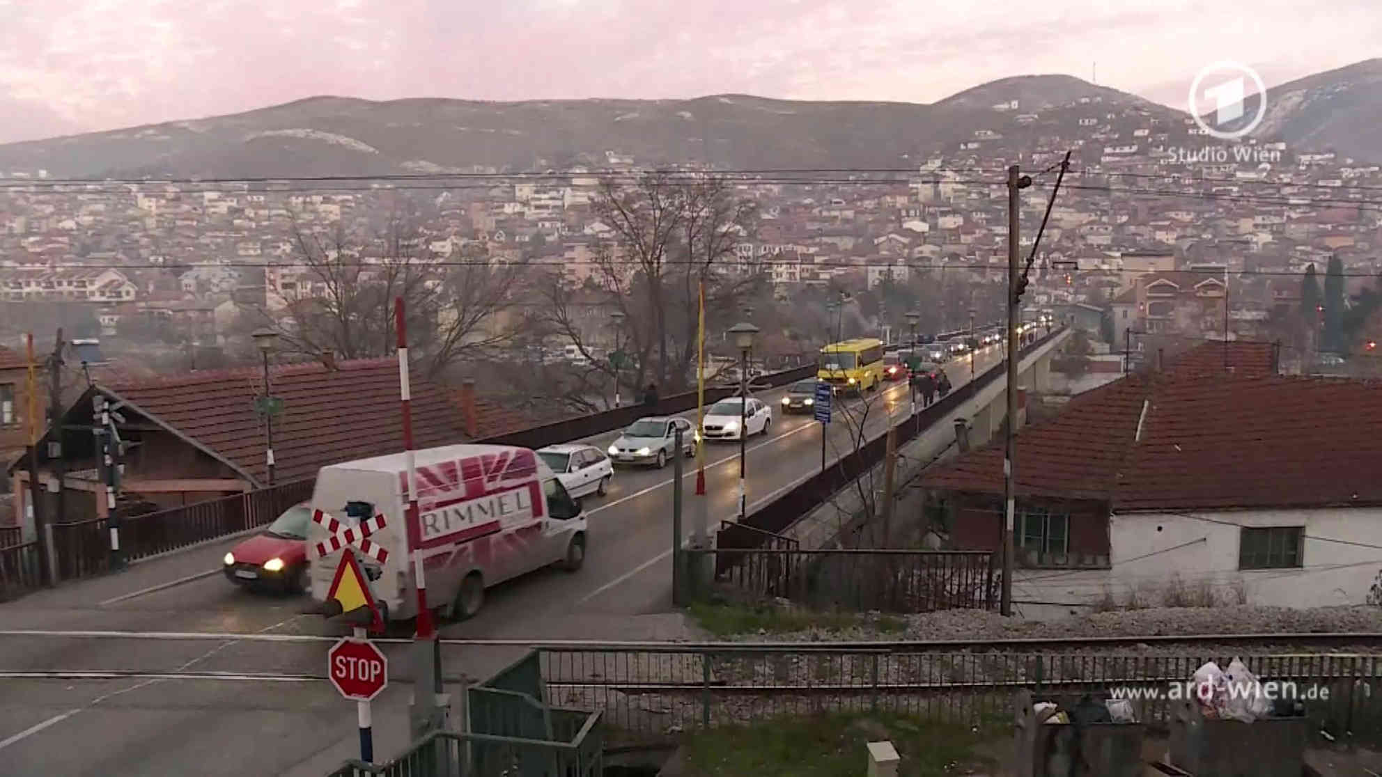 Die 50.000 Einwohner Stadt Veles in Mazedonien. Von hier aus sollen besonders viele Fake News verbreitet worden sein. Foto: BR |Videostandbild | Dejan Acevski