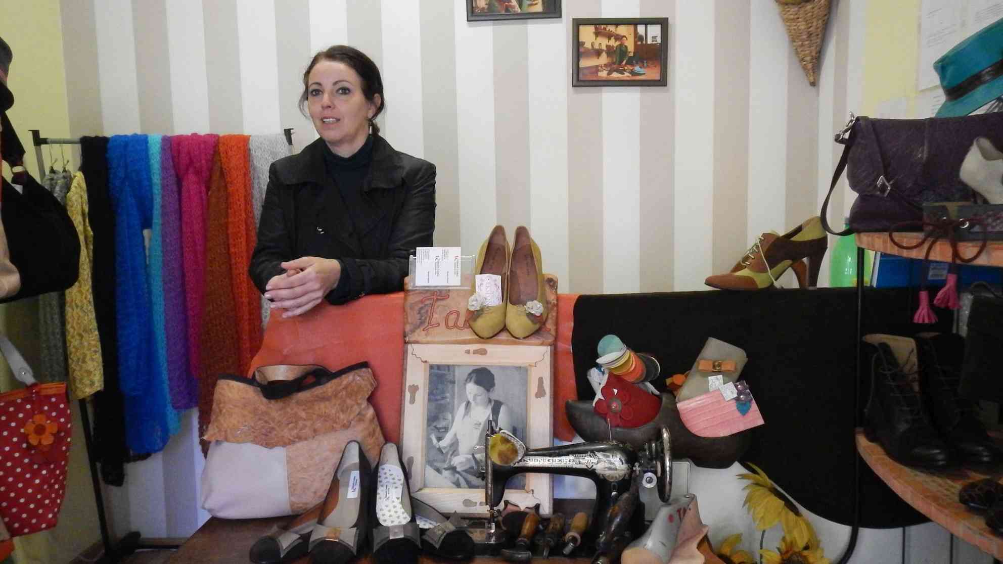 Nicht nur Schuhe: Tamara Pelevic produziert und verkauft auch zahlreiche Accessoires. Foto: BR | Dejan Stefanovic