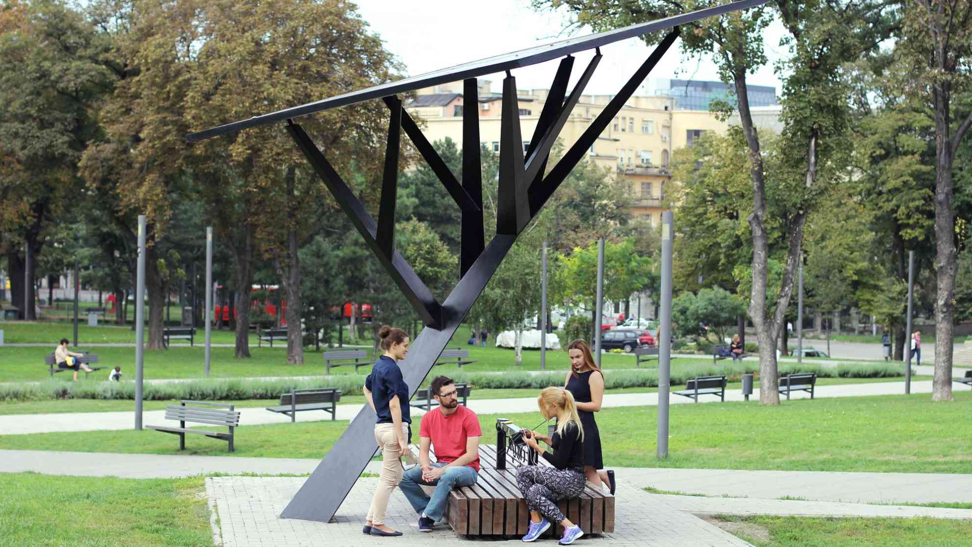 „Strawberry Tree“ im Park Tasmajdan, im Zentrum Belgrads. Der Baum sollte bei Sonnenwetter genug Energie speichern, um auch bei schlechtem Wetter bis zu zwei Wochen lang Strom liefern zu können. Die „Bäume“ und Bänke werden momentan komplett in Serbien hergestellt. Foto: Strawberry Energy
