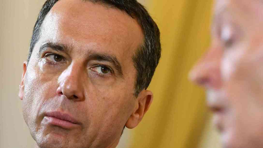 Bundeskanzler Christian Kern (SPÖ) und sein Vize Reinhold Mitterlehner (ÖVP) wollen mit dem neuen Regierungsprogramm vorzeitige Neuwahlen in Österreich vermeiden. Foto: picture-alliance | dpa