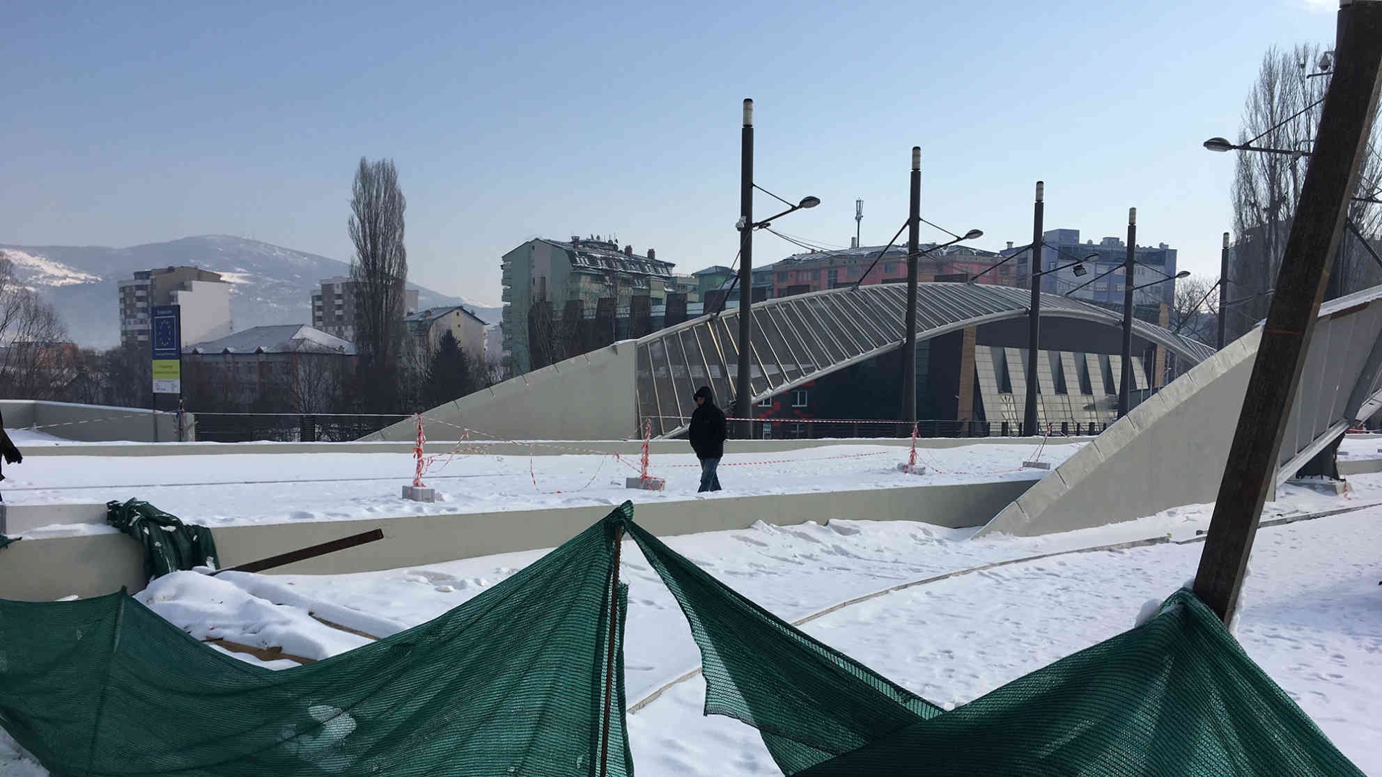 Fußgänger können die Brücke über den Ibar zwischen Süd- und Nordmitrovica passieren - für Autos bleibt sie weiterhin gesperrt. Foto: BR | Andrea Beer