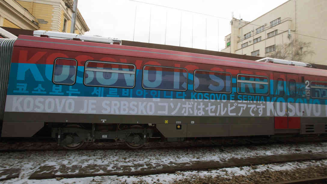 Nach 18 Jahren sollte am vergangenen Samstag der erste Direktzug von Belgrad nach Mitrovica fahren. Auf dem Zug wurde in 20 Sprachen 