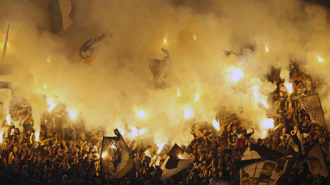 Anhänger von Partizan Belgrad beim Duell gegen Roter Stern im September 2016. Foto: picture-alliance | dpa