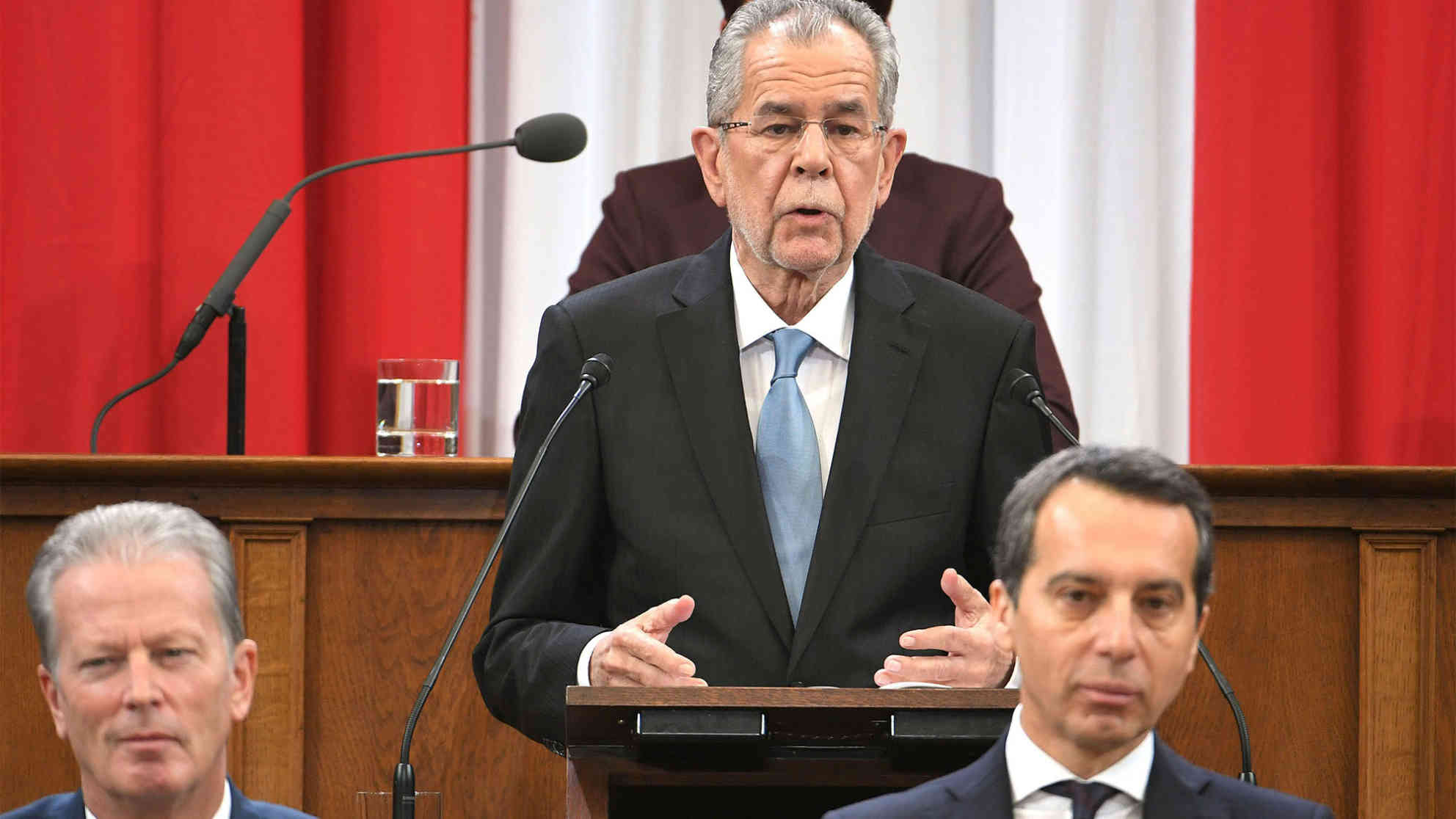 Bundespräsident Alexander Van der Bellen im Rahmen seiner Vereidigung durch die österreichische Bundesversammlung am Donnerstag, 26. Jänner 2017 - im Vordergrund Vizekanzler Reinhold Mitterlehner (ÖVP) und Bundeskanzler Christian Kern (SPÖ). Foto: picture alliance | APA | picturedesk.com