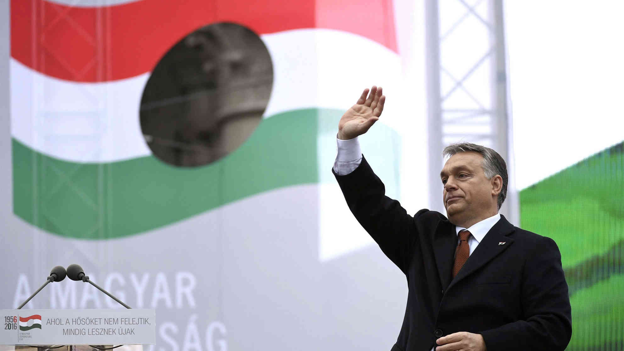 Der ungarische Premier Viktor Orban möchte den ungarisch-stämmigen Milliardär George Soros 2017 aus dem Land drängen. Foto: picture alliance | AP Photo (vom 23. Okt. 2016, Feierlichkeiten zum 60. Jahrestag des Ungarnaufstandes 1956)