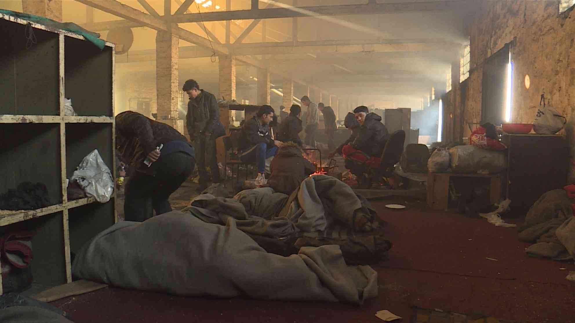 In den Lagerhallen an der Donau, wo sich die illegalen Flüchtlinge verstecken, herrschen unmenschliche Lebensbedingungen. Foto: BR | Videostandbild | Zarko Bogdanovic