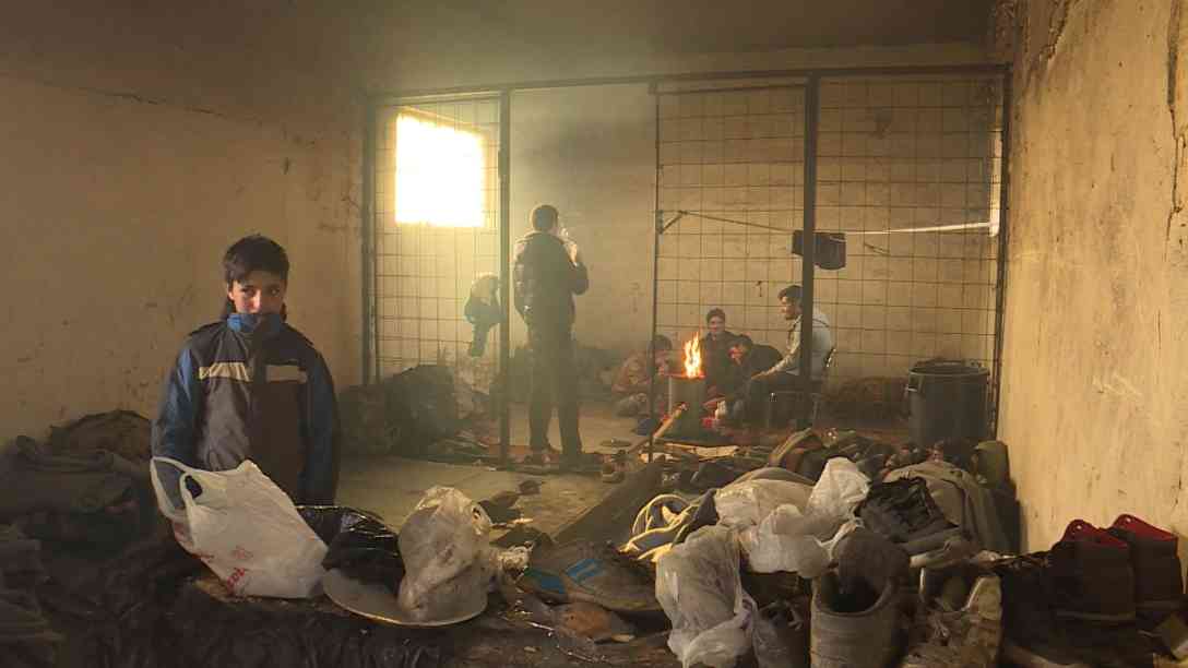 Offene Feuer sind die einzige Möglichkeit, sich aufzuwärmen. Foto: BR | Videostandbild | Zarko Bogdanovic