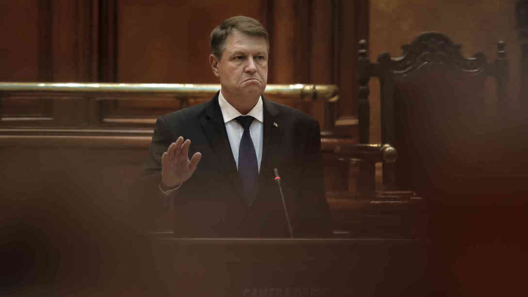Präsident Klaus Iohannis spricht sich vor dem rumänischen Parlament gegen Neuwahlen aus. Foto: picture-alliance | dpa