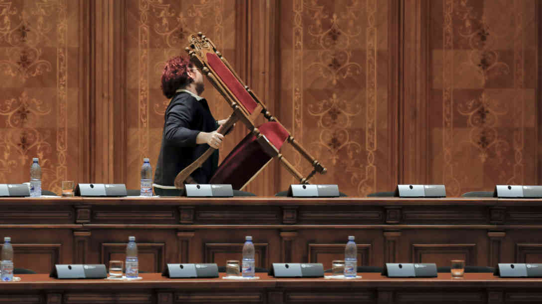 Doch kein Stühlerücken auf der Regierungsbank. Der Misstrauensantrag gegen Ministerpräsident Sorin Grindeanu scheiterte im rumänischen Parlament. Foto: picture-alliance | dpa