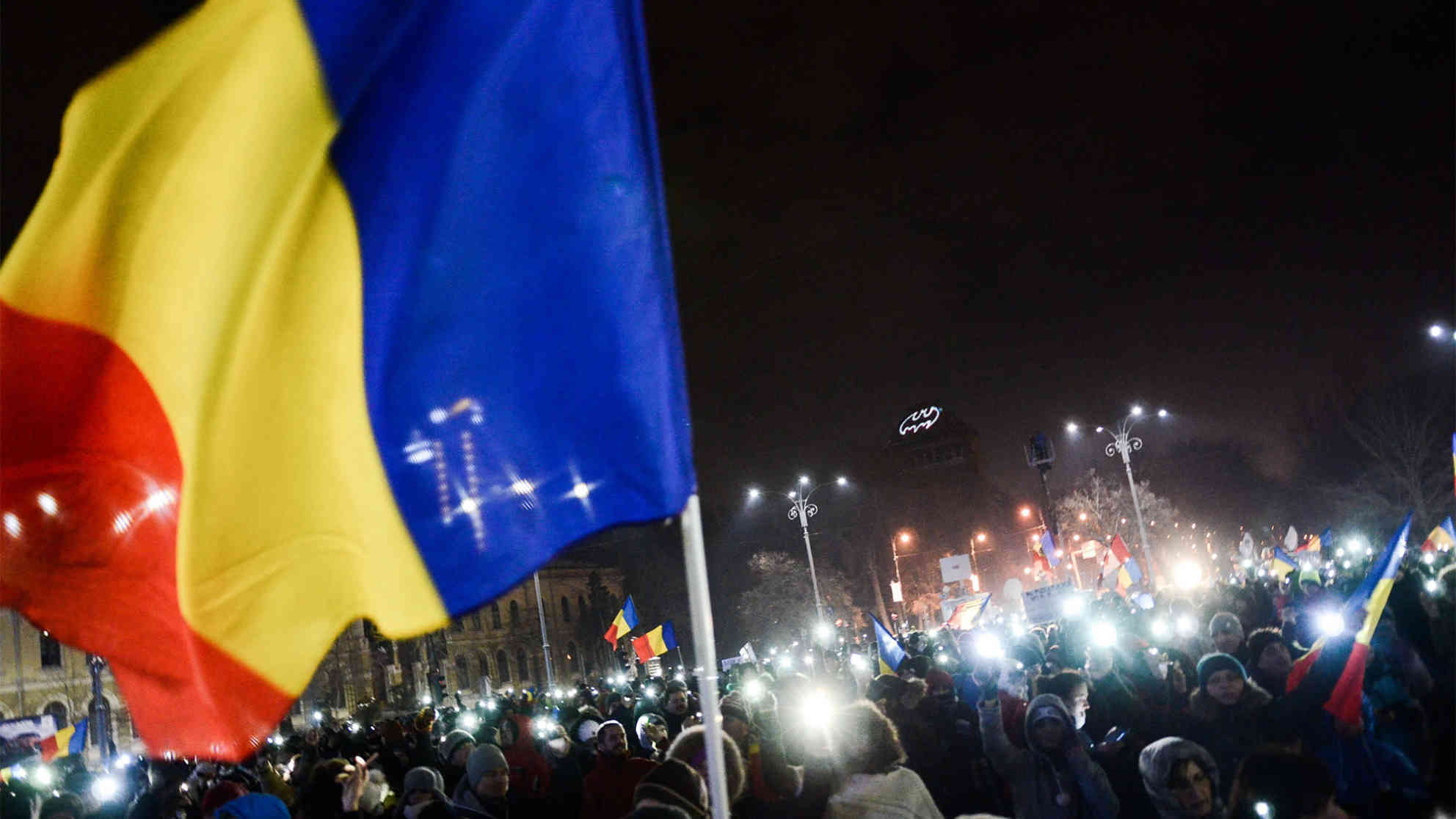 Für diesen Sonntag haben Regierungsgegner in Rumänien erneut zu Großdemonstrationen aufgerufen. In Bukarest wollen die Protestierenden diesmal mit blauen Papierstücken eine riesige EU-Flagge bilden. (Foto von der Demonstration am 09.02.2017). Foto: picture-alliance | dpa