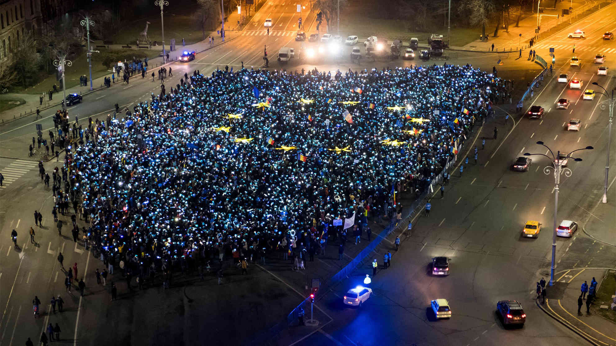 In Bukarest bildeten am 26.02.2017 tausende Menschen eine EU-Flagge und forderten die Absetzung der Regierung. Foto: picture-alliance | dpa