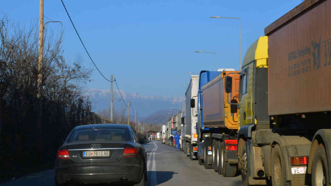 Kurz vor der Grenze ist Schluss. Seit fast drei Wochen. 20 Kilometer lang ist die Schlange. Pro Tag und Wagen verlieren die Spediteure etwa 100 Euro, bei Tanklastern sind es sogar 450 Euro. Foto: BR | Schaban Bajrami