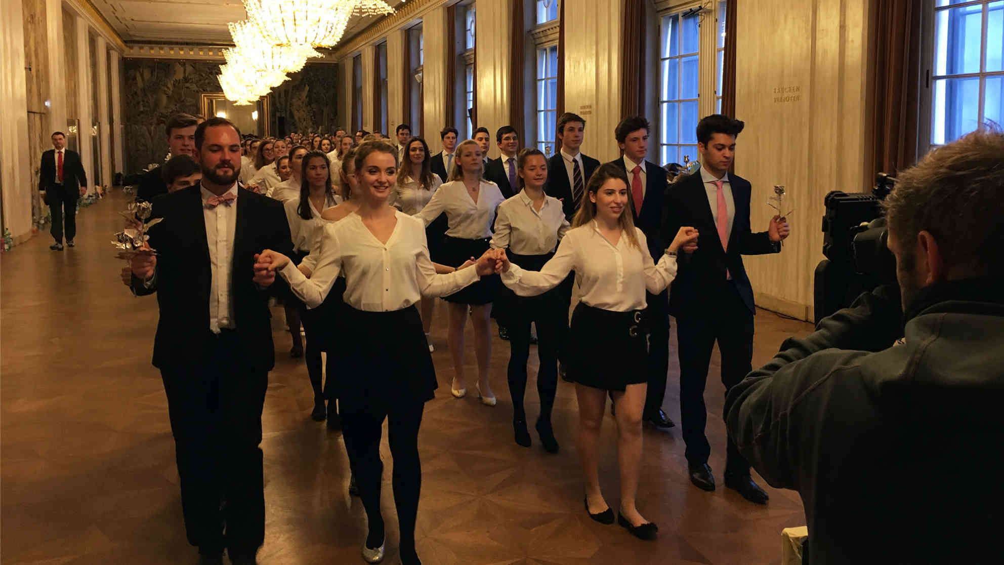 144 Debütantenpaare proben für den Wiener Opernball. Foto: BR | Tamara Link