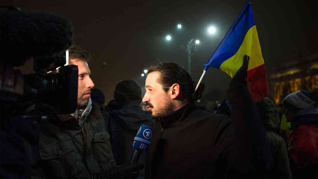 ARD-Korresopondent Till Rüger mit einem Demonstranten in Bukarest. Foto: BR | George Popescu
