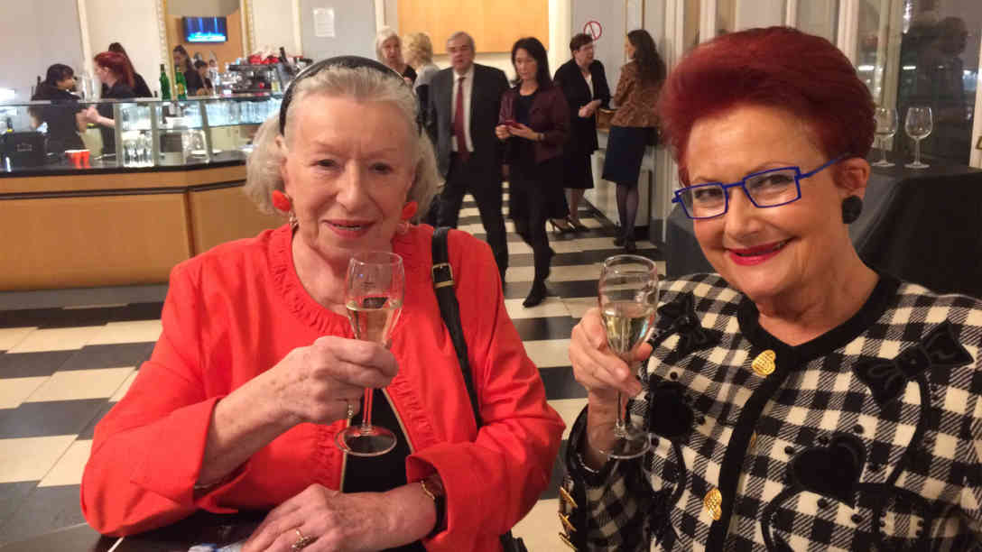 Isabella Ackerl und Elisabeth Zuck-Mayerhofer genießen regelmäßig die Operetten in der Volksoper. Foto: BR | Till Rüger