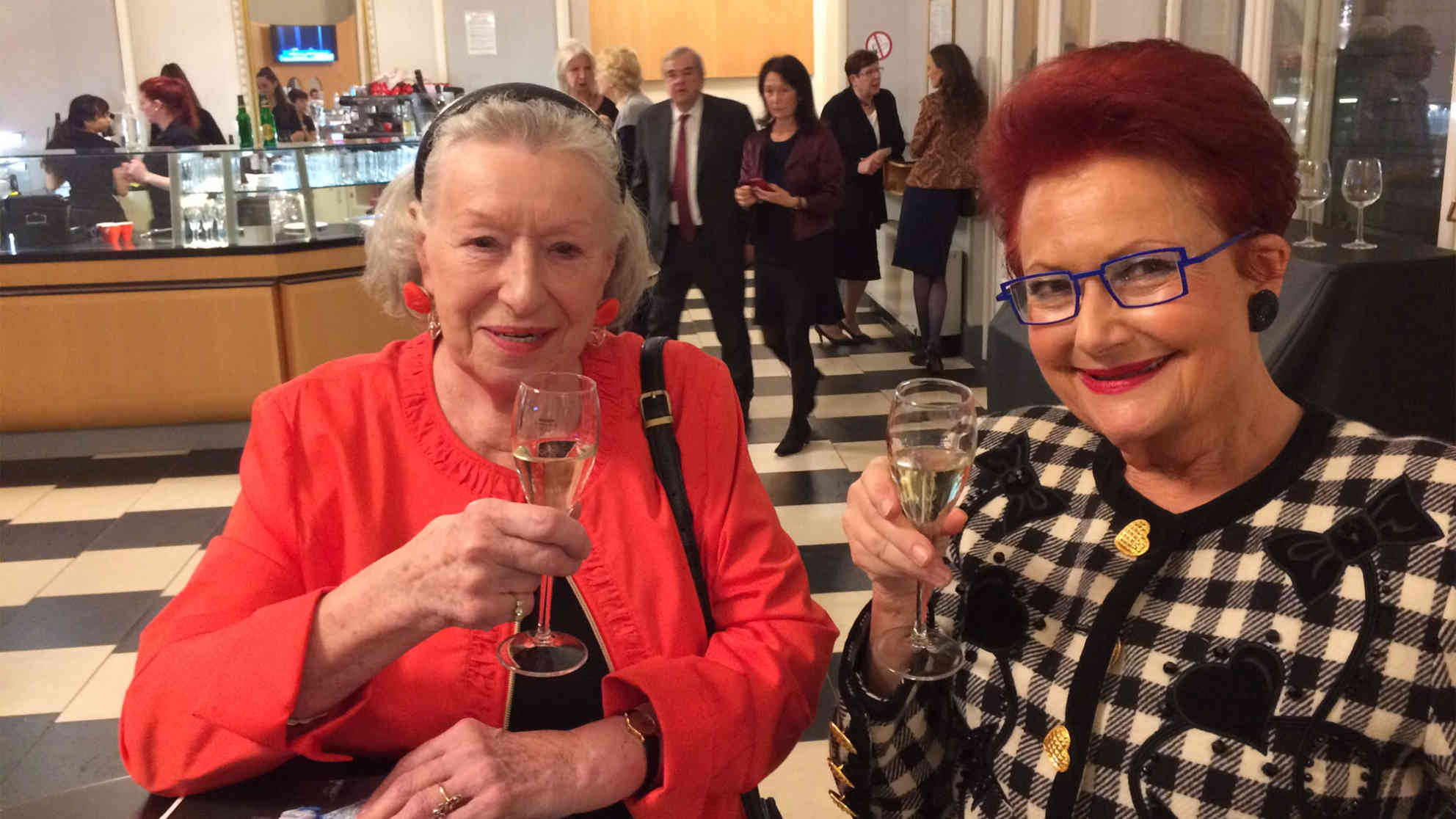 Isabella Ackerl und Elisabeth Zuck-Mayerhofer genießen regelmäßig die Operetten in der Volksoper. Foto: BR | Till Rüger