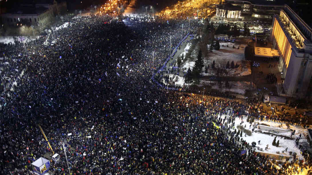 Am 01.02.2017 haben sich schätzungsweise 100.000 Menschen in Bukarest versammelt um zu demonstrieren. Foto: picture-alliance | dpa